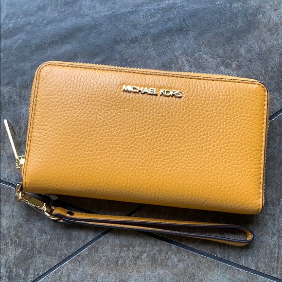 MICHAEL KORS JET SET TRAVEL LG FLAT MF PHN CASE - Picture 2 of 16